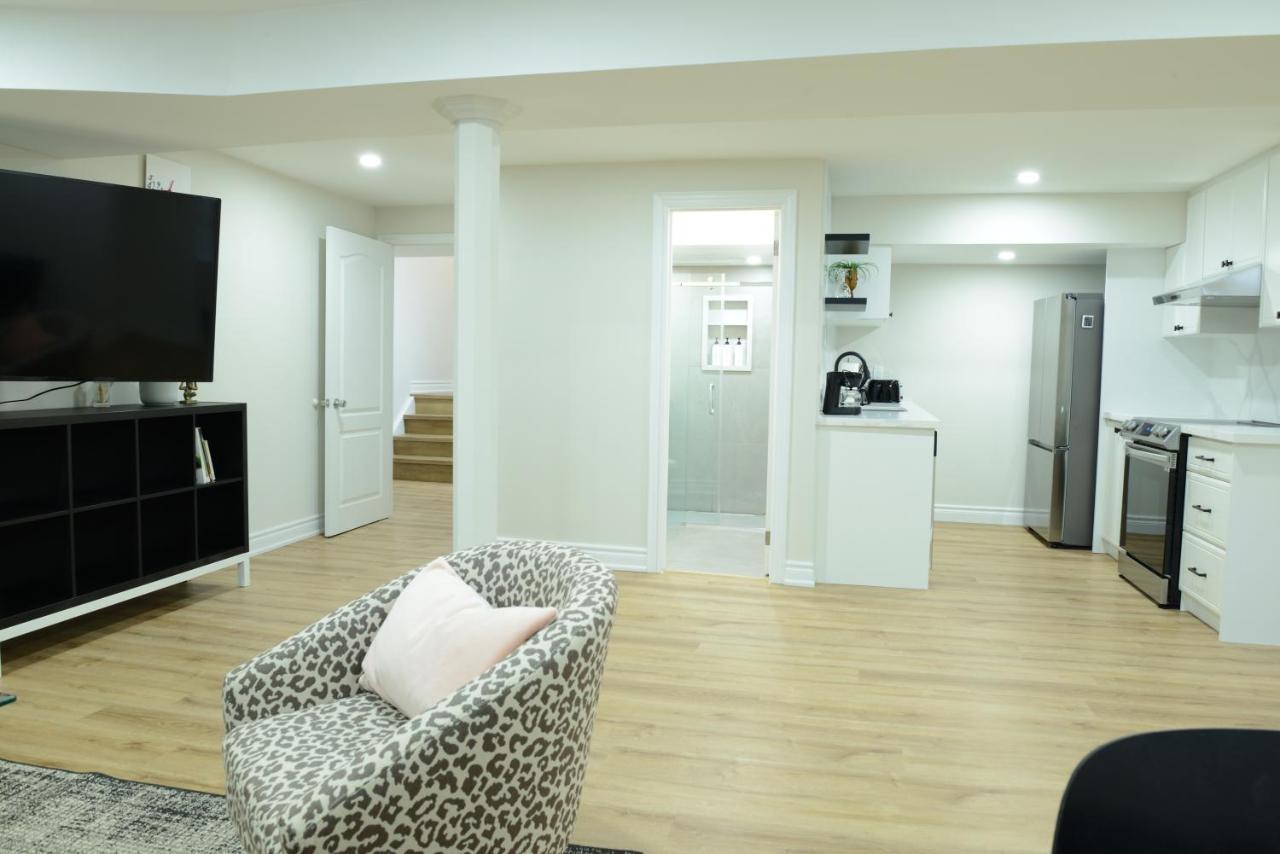 Spacious 2-Bed-Room Near Yonge & Major Mackenzie Richmond Hill Exterior foto