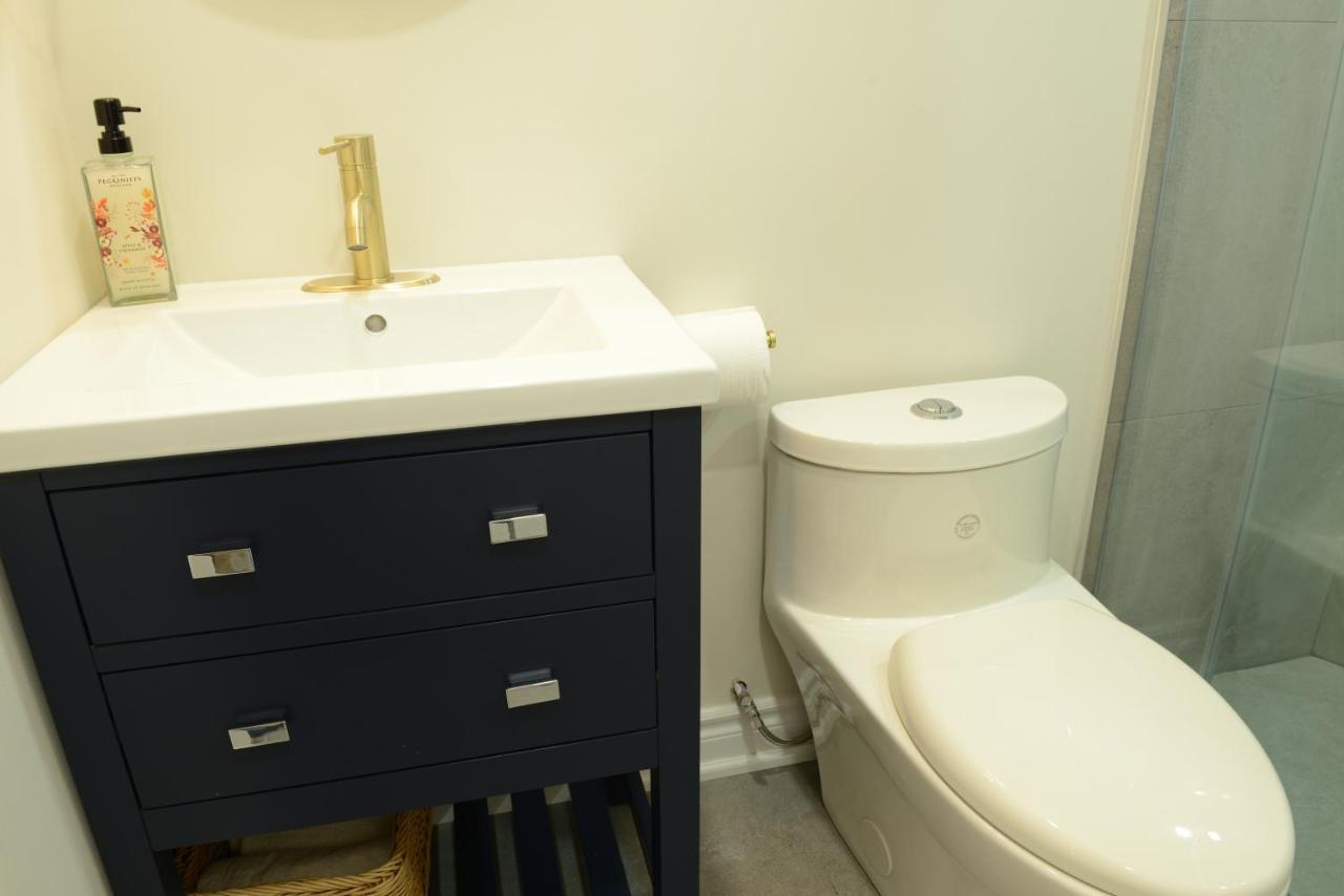Spacious 2-Bed-Room Near Yonge & Major Mackenzie Richmond Hill Exterior foto