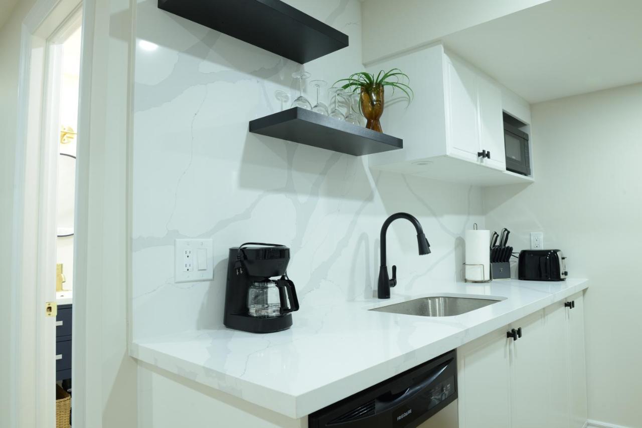 Spacious 2-Bed-Room Near Yonge & Major Mackenzie Richmond Hill Exterior foto