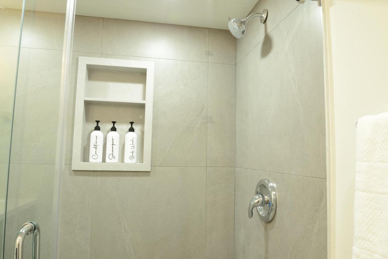 Spacious 2-Bed-Room Near Yonge & Major Mackenzie Richmond Hill Exterior foto